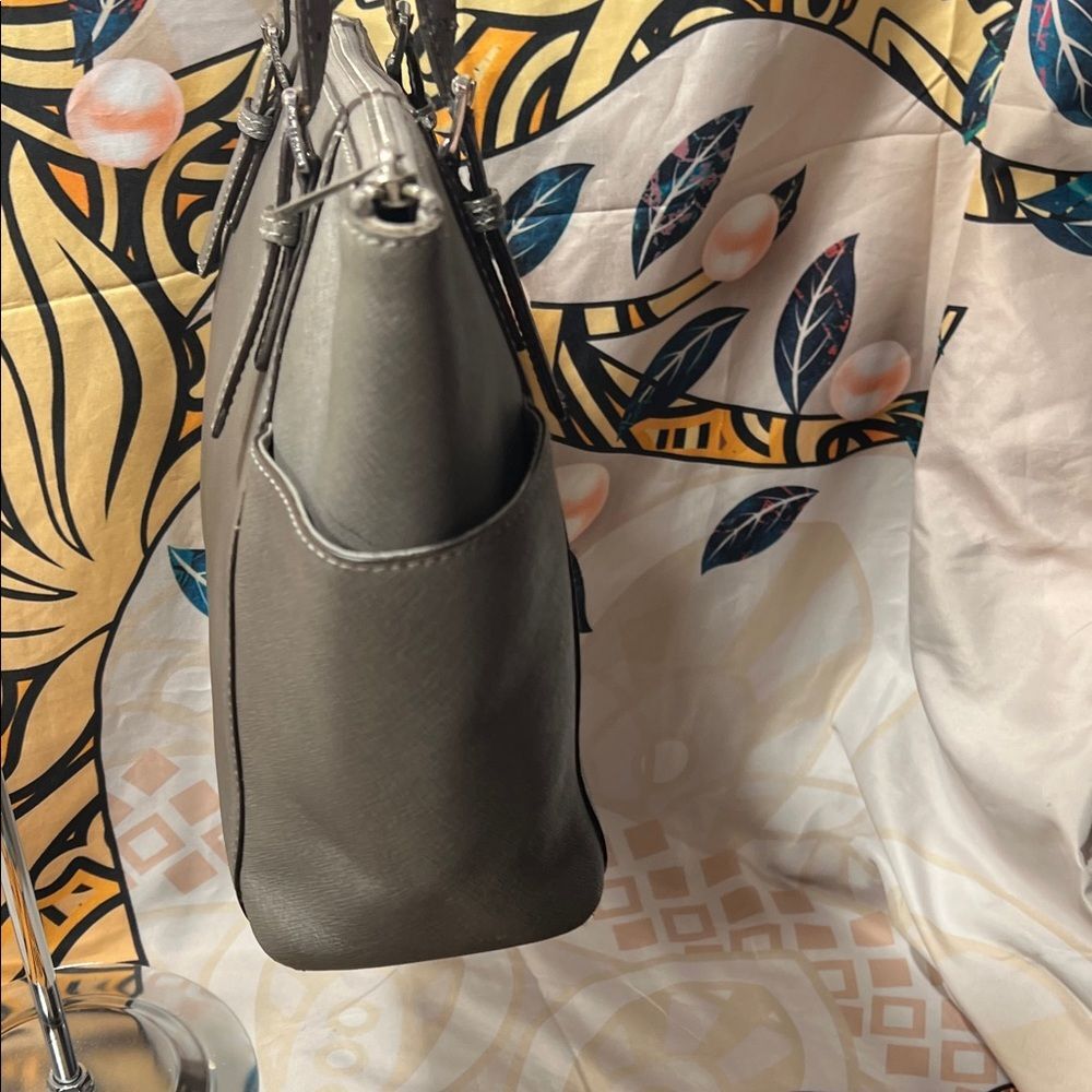 Michael Kors Charlotte Large Saffiano Leather Top-Zip Tote Bag. - Picture 6 of 16